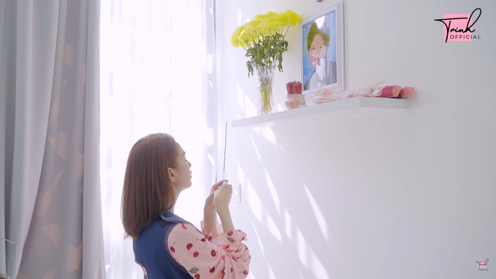 Ngọc Trinh thắp nén nhang cho người mẹ quá cố.