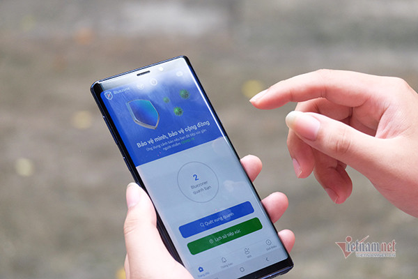 Việc tải và sử dụng Bluezone là cách đơn giản nhất để tự bảo vệ bản thân và gia đình khỏi sự lây lan của Covid-19. Ảnh: Trọng Đạt 