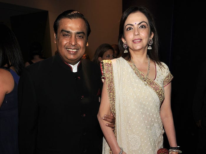 Tỷ phú Mukesh Ambani và vợ, bà Nita Ambani. 