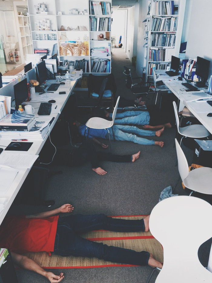 Đồng nghiệp của anh chàng này tận dụng gầm bàn để ngủ