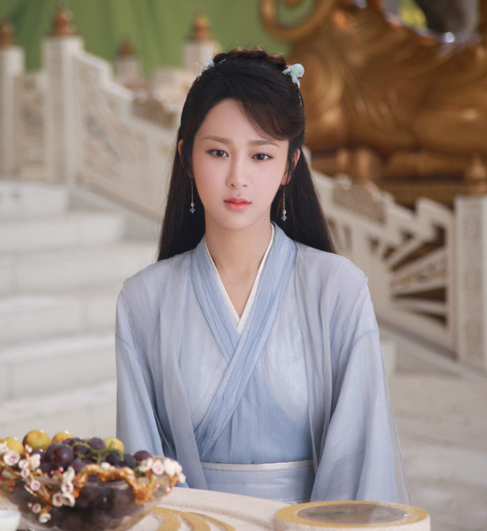 Dương Tử - 26 tuổi: Xuất thân từ sao nhí nhưng phải đến năm 2018 khi “Hương mật tựa khói sương” lên sóng, Dương Tử mới vươn lên thành đại lưu lượng cực nổi tiếng của Cbiz.