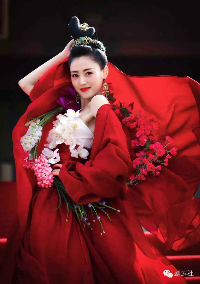 Trương Thiên Ái – 27 tuổi: So với nhiều đồng nghiệp thì Trương Thiên Ái đại bạo khi đã ở “tuổi cứng” khi “Thái tử phi thăng chức ký” lên sóng năm 2015.