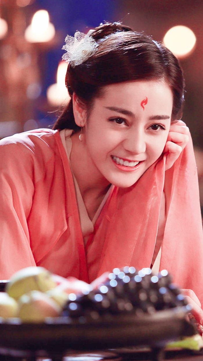 Địch Lệ Nhiệt Ba – 25 tuổi: Dù chỉ là vai phụ nhưng không thể thừa nhận, Địch Lệ Nhiệt Ba đã rất thành công với vai Phượng Cửu trong “Tam sinh tam thế thập lý đào hoa” (2017).