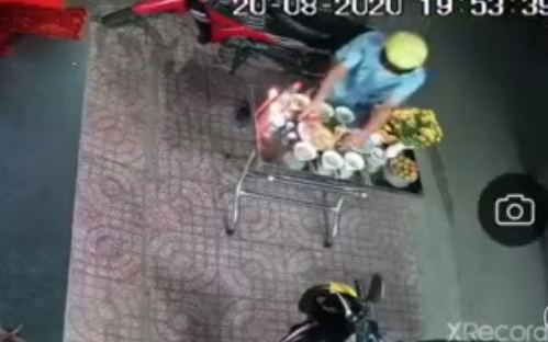 Clip: Thấy gia chủ bày mâm cúng cô hồn ngoài cửa, 2 thanh niên 'tiện tay' bê nguyên con gà rồi lên xe máy chuồn lẹ Ảnh 2