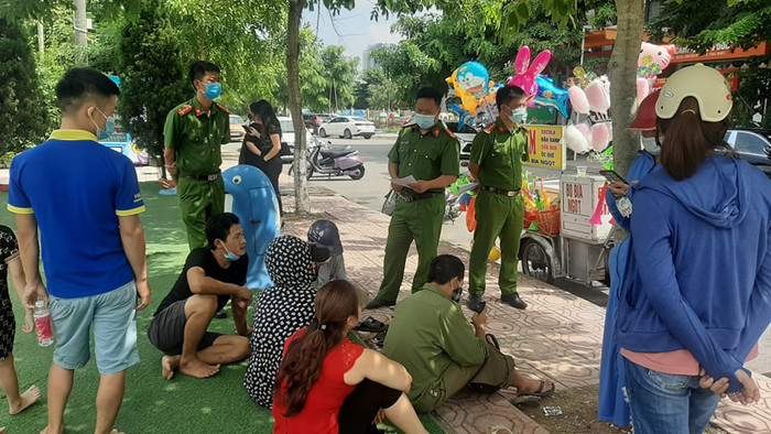 Công an Bắc Ninh trích xuất tất cả biển số xe qua công viên, 'lục tung' ngõ ngách tìm kiếm bé trai 2,5 tuổi mất tích Ảnh 3