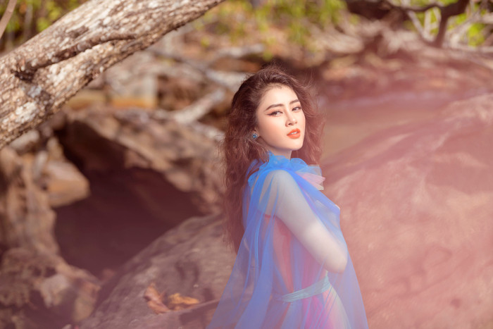 Mặc đầm xanh biển sâu, Lý Kim Thảo khoe vẻ đẹp ngọt ngào trong bộ ảnh thời trang ý nghĩa Ảnh 3