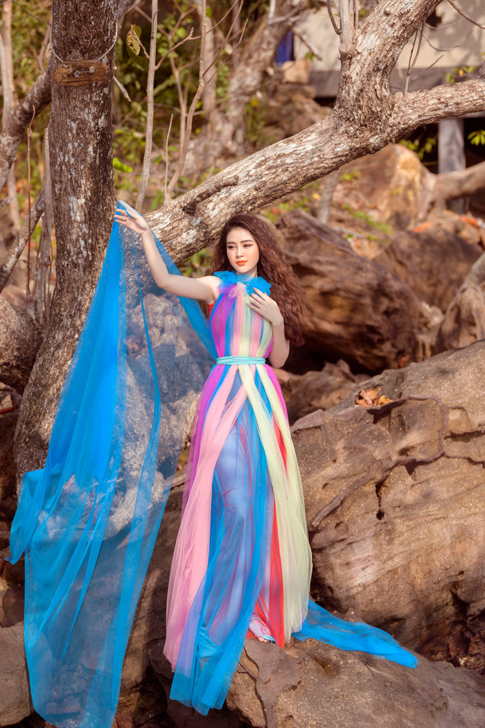 Á hậu Kim Thảo thể hiện Bộ sưu tập mang tên “Nắng gió miền Tây” của nhà thiết kế Nhật Dũng với những mảng màu cá tính để quảng bá du lịch cho Đảo Ngọc. 