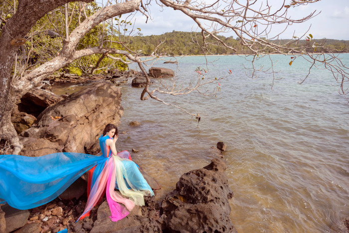 Mặc đầm xanh biển sâu, Lý Kim Thảo khoe vẻ đẹp ngọt ngào trong bộ ảnh thời trang ý nghĩa Ảnh 5