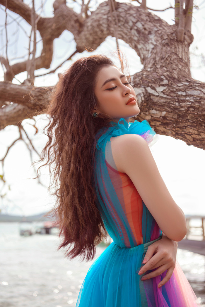 Mặc đầm xanh biển sâu, Lý Kim Thảo khoe vẻ đẹp ngọt ngào trong bộ ảnh thời trang ý nghĩa Ảnh 7