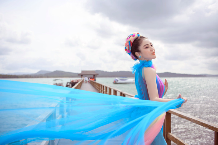 Mặc đầm xanh biển sâu, Lý Kim Thảo khoe vẻ đẹp ngọt ngào trong bộ ảnh thời trang ý nghĩa Ảnh 10