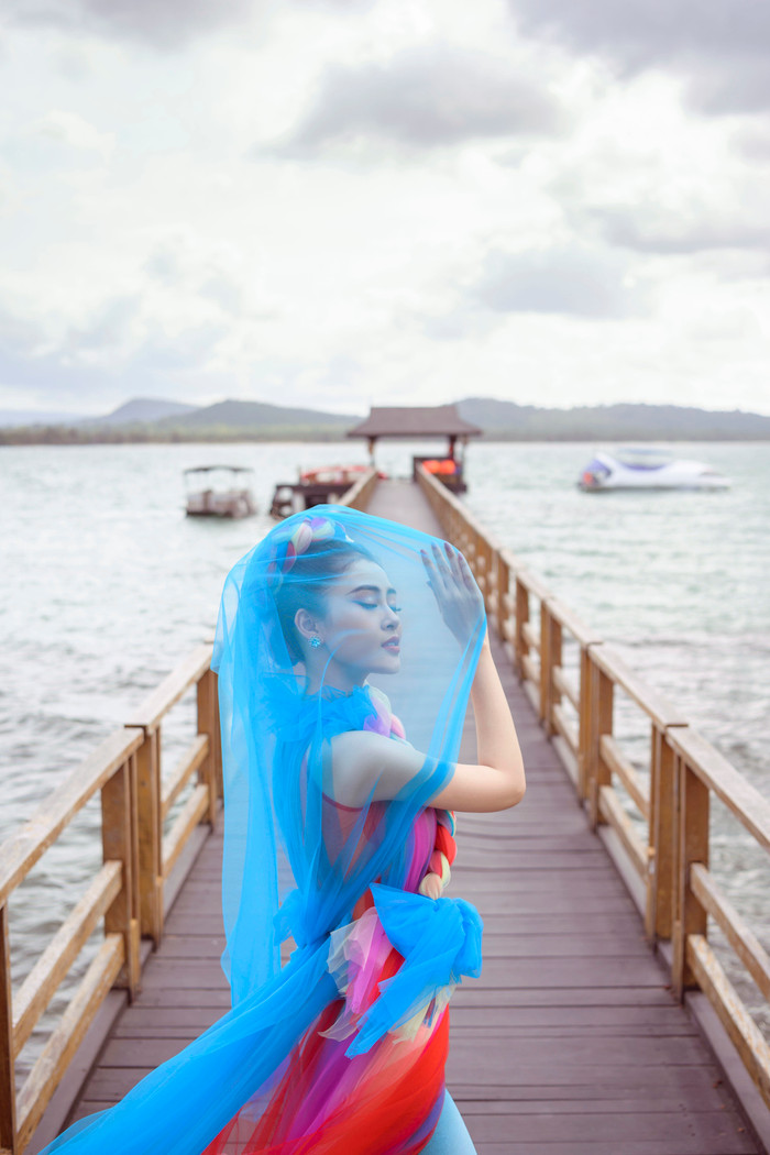 Mặc đầm xanh biển sâu, Lý Kim Thảo khoe vẻ đẹp ngọt ngào trong bộ ảnh thời trang ý nghĩa Ảnh 12