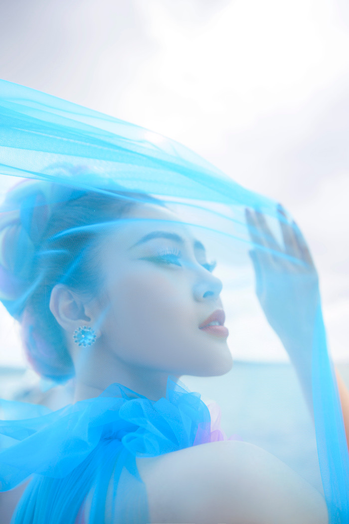 Mặc đầm xanh biển sâu, Lý Kim Thảo khoe vẻ đẹp ngọt ngào trong bộ ảnh thời trang ý nghĩa Ảnh 13