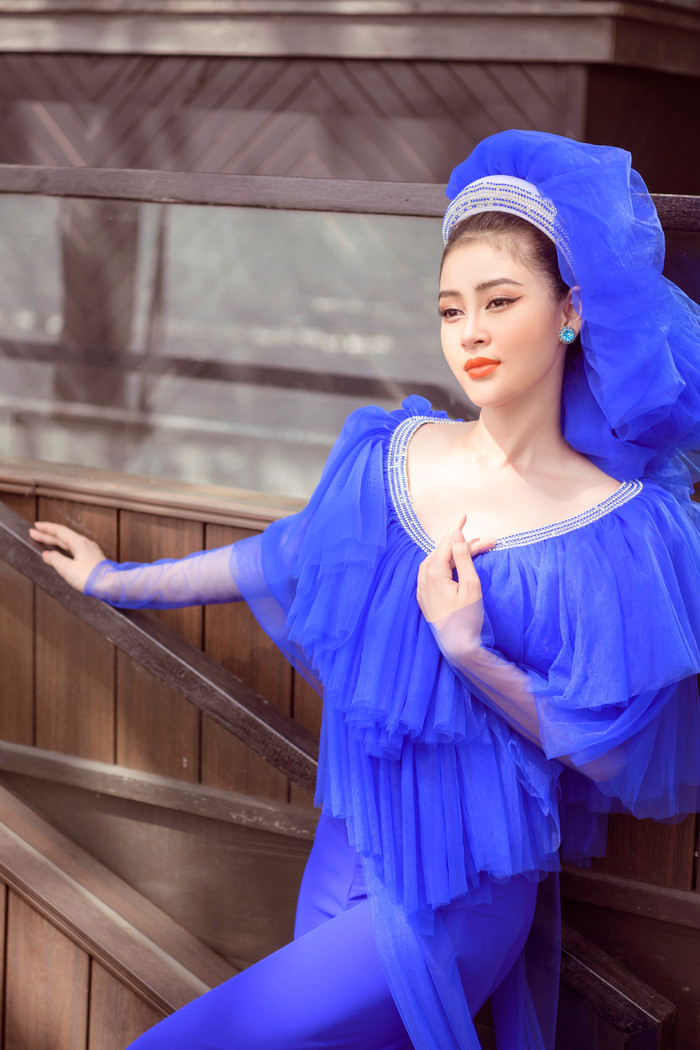 Chất liệu voan lưới, lụa nhung tơ với kỹ thuật phối màu cá tính sắc màu tươi sáng kết thủ công từng hạt ngọc trai, vỏ sò và kỹ thuật ép đá pha lê phụ kiện là điểm nhấn cho bộ sưu tập. 