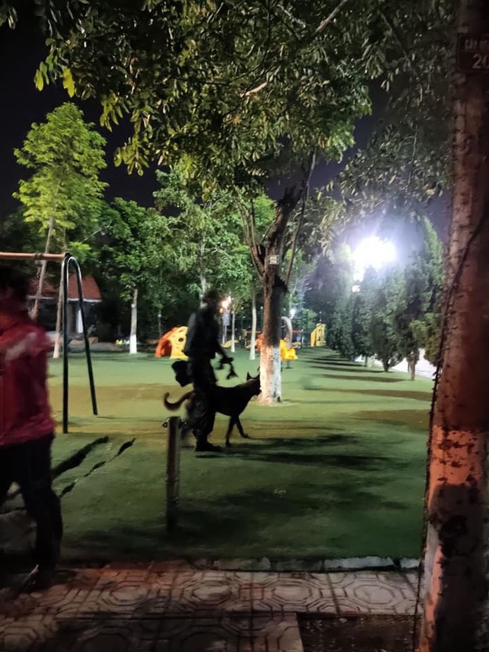 Công An huy động chó nghiệp vụ, trắng đêm tìm bé trai 2,5 tuổi mất tích bí ẩn ở công viên.