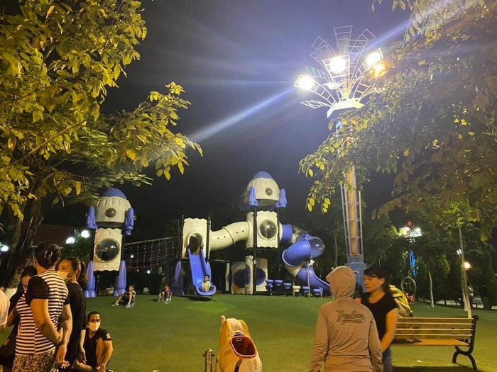 Công viên Nguyễn Văn Cừ, đoạn đối diện hồ điều hoà TP Bắc Ninh. 