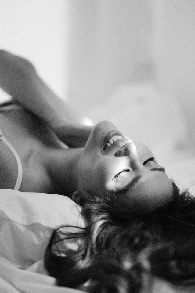 Nụ cười tươi tắn, trong trẻo thay thế ánh mắt sắc lạnh, thần thái quen thuộc. 