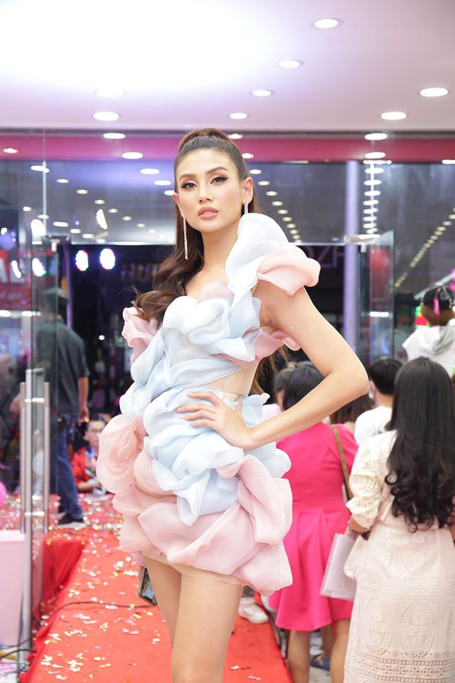 Các sắc hồng, tím pastel rất được người đẹp ưu ái trong thời gian này. 