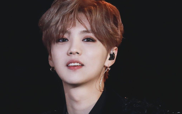 Đăng ảnh selife, Lộc Hàm sẵn tiện khoe luôn xe sang chục tỷ đồng Ảnh 2