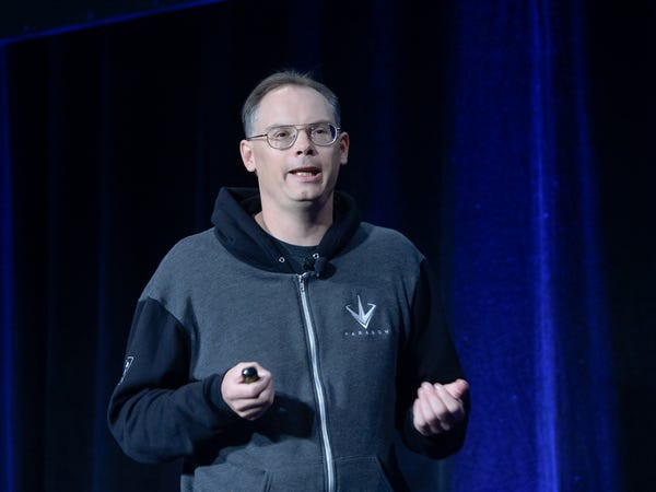 Khi Sweeney ở độ tuổi thiếu niên, ông từng ghé thăm người anh lớn nhất của mình ở San Diego, California, tại một startup nơi anh đang làm việc. Ở đó có một chiếc máy tính IBM. Về sau, anh trai Sweeney đã dạy ông cách lập trình trên máy tính và Sweeney dành phần còn lại của chuyến đi để “chỉ lập trình và tìm cách giải quyết mọi thứ.” (Ảnh: Wikipedia)