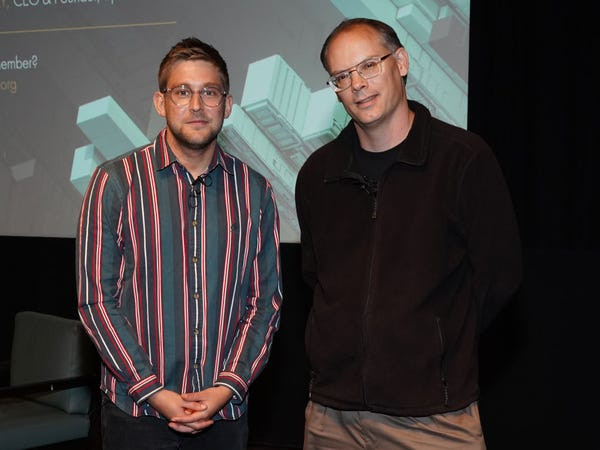 Tim Sweeney là một người giản dị. Ông thường mặc quần thô và áo phông đi làm. Khi tới Epic Games để phỏng vấn, phóng viên được khueyen không nên mặc vest hay đeo cà vạt. (Ảnh: Getty)