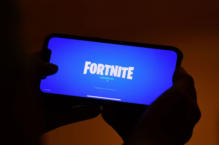 Fortnite bị Apple và Google đồng thời gỡ bỏ khỏi kho ứng dụng chính thức trên iOS và Android vì tự triển khai kênh thanh toán trong ứng dụng. Ảnh: Bloomberg