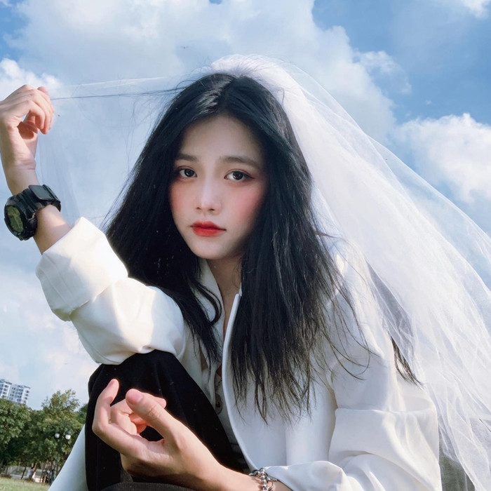 Linh Chi có khuôn mặt xinh đẹp, ưa nhìn.