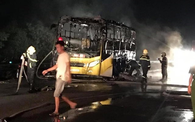 Hà Tĩnh: Xe khách chở 10 người bốc cháy lúc nửa đêm Ảnh 2