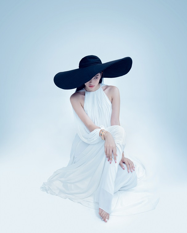 Một chút e ấp trong thiết kế váy maxi  cổ yếm cùng điểm nhấn nón mũ vành đen đầy tinh tế 