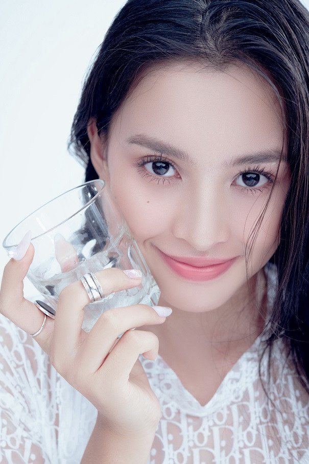 Thậm chí cho dù mặt cô nàng có mộc mạc ít son phấn vẫn rất đep