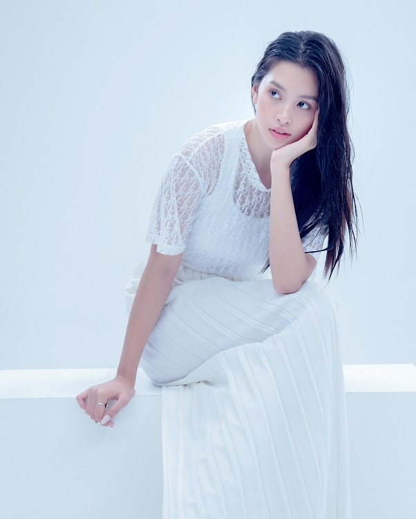 Style tóc ướt gây thương nhớ đi cùng thiết kế sương sương thế này thì trông Tiểu Vy lại đẹp hơn bao giờ hết