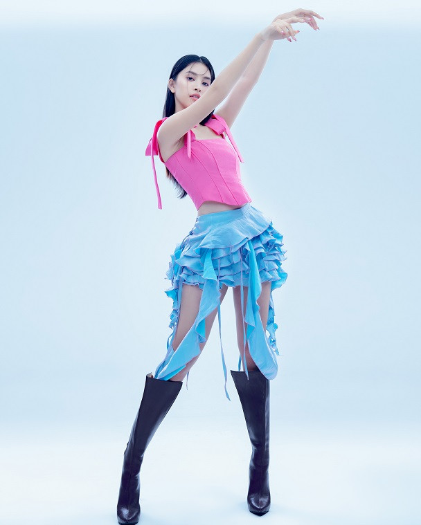 Nàng hậu sinh năm 2000 mang một chút nổi loạn trong hình ảnh mừng tuổi mới của mình. Cô diện kiểu áo hai dây dáng corset o ép mix cùng chân váy rách toang và boots đen