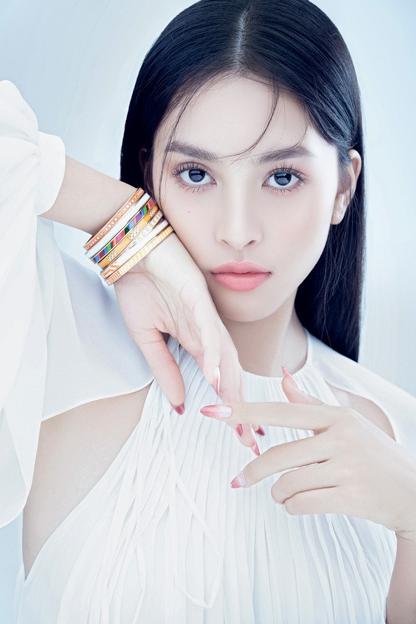 Đón tuổi mới, Hoa hậu Tiểu Vy chơi lớn với bộ ảnh thời trang biến hóa đầy sắc màu khiến fan thích thú Ảnh 10