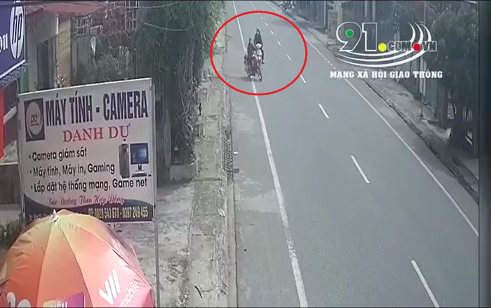 Clip: Cô gái không quan sát khi lao từ ngõ ra khiến hai bố con đi xe máy té ngã, hành động sau đó còn khiến cư dân mạng thêm phẫn nộ Ảnh 2