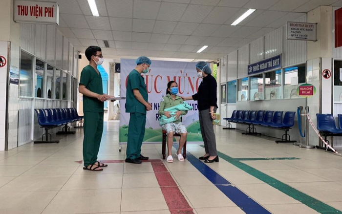 Nữ sản phụ ở Đà Nẵng vui mừng ôm con nhỏ trong ngày được công bố khỏi COVID-19 Ảnh 2