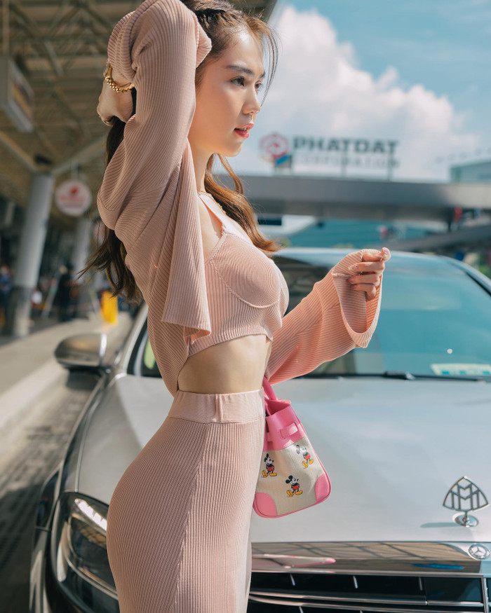 Thời trang sân bay mặc sao cho đơn giản mà vẫn sang: Hãy học tập ngay phong cách và thần thái của Ngọc Trinh Ảnh 4
