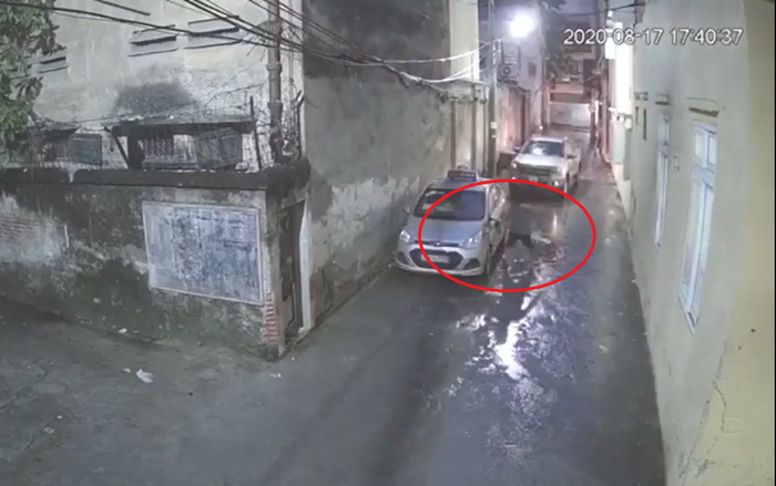 Clip: Khó quay đầu xe, người đàn ông bất ngờ đấm gãy gương taxi khiến cư dân mạng bức xúc Ảnh 2