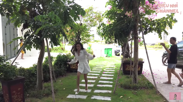 Diệu Nhi diễn rất nhiệt tình.