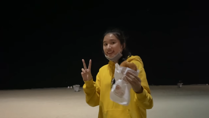 Ăn Donut và ngắm biển đêm chắc thú vị lắm nhỉ