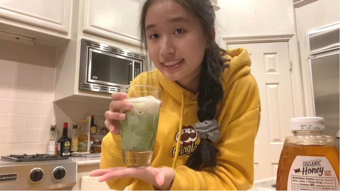 Jenny còn tự vào bếp làm Latte để uống nữa nha