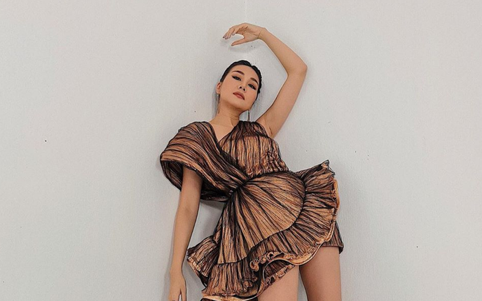 Siêu mẫu Thanh Hằng diện váy ngắn pose dáng thần thái, fan xuýt soa vì đôi chân 'ngàn vàng' Ảnh 2