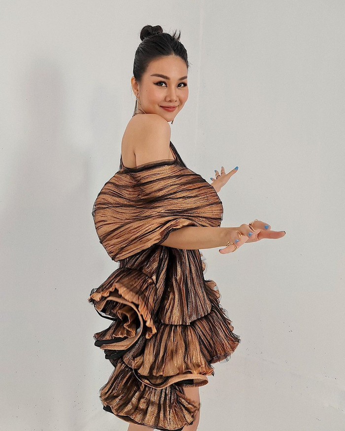 Cô nàng sử dụng hoa tai dáng dài đơn giản để làm điểm nhấn.