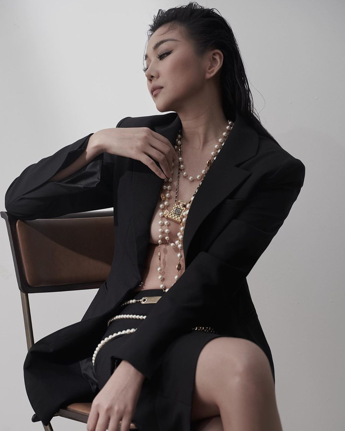 Tạo dáng khoe ngực trần nhưng không hề lố lăng, phản cảm, điều này cần kĩ năng của một siêu mẫu nhà nghề. 