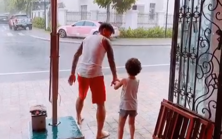 Góc đáng yêu: Hương Baby hạnh phúc khoe Tuấn Hưng và con trai vừa nhảy múa vừa tắm mưa Ảnh 2