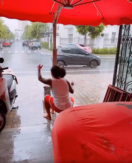 Không chỉ chạy nhảy chơi dưới mưa mà hai bố con Tuấn Hưng còn cùng nhau nhảy múa rất vui vẻ