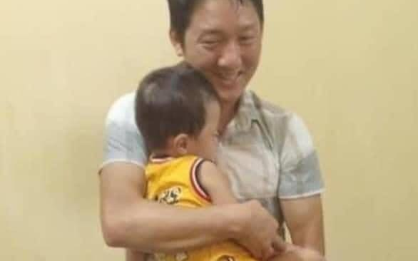 Xúc động bức ảnh bé trai nằm gọn trong tay bố sau hơn 1 ngày mất tích: Con yêu, có bố ở đây rồi! Ảnh 2