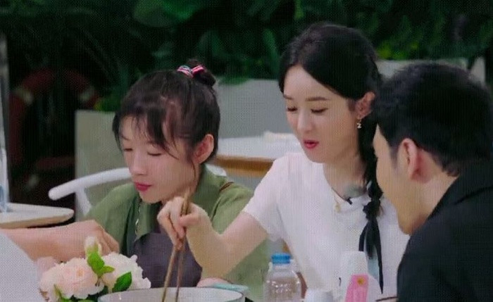 Hết bị chỉ trích vì cách ăn bất lịch sự, Triệu Lệ Dĩnh lại khiến dân mạng chê cười vì phòng ở quá bừa bộn Ảnh 4