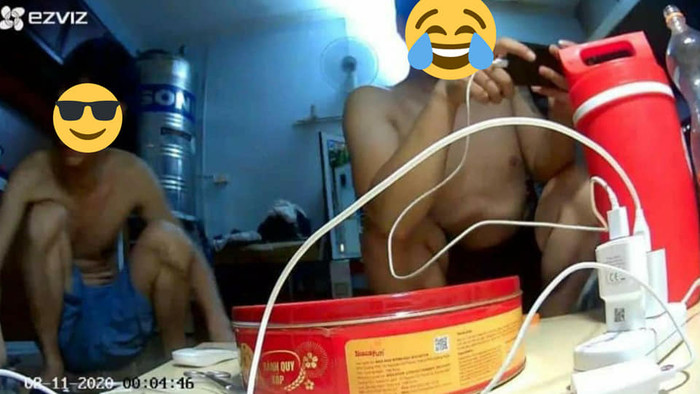 Còn đây là cảnh hai tên trộm thản nhiên ngồi nghịch điện thoại mà không biết rằng gia chủ đang theo dõi nhất cử nhất động của chúng.