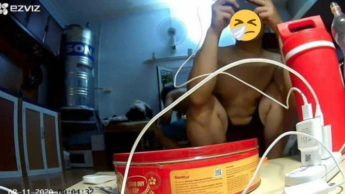 Cảnh sinh hoạt của tên trộm bị gia chủ xem không sót một cảnh nào. 