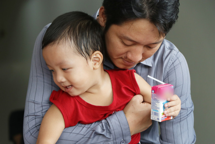 Anh Hưng hạnh phúc ôm con vào lòng.