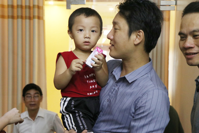 Hình ảnh bé Gia Bảo đoàn tụ cùng người thân.